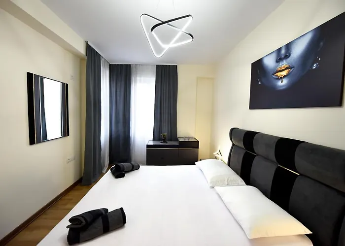 דירה Noir Living 2 Bedroom טיראנה